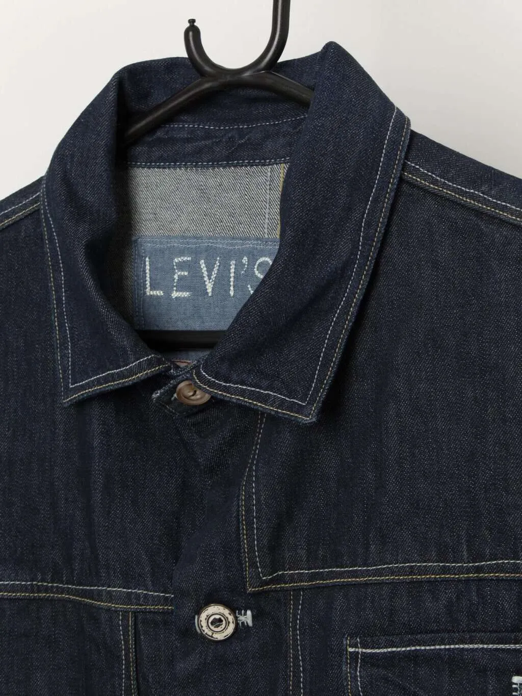 Y2K vintage Levis denim jacket with unique pockets – Medium