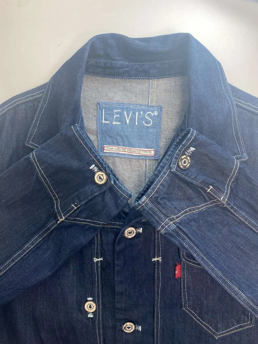 Y2K vintage Levis denim jacket with unique pockets – Medium