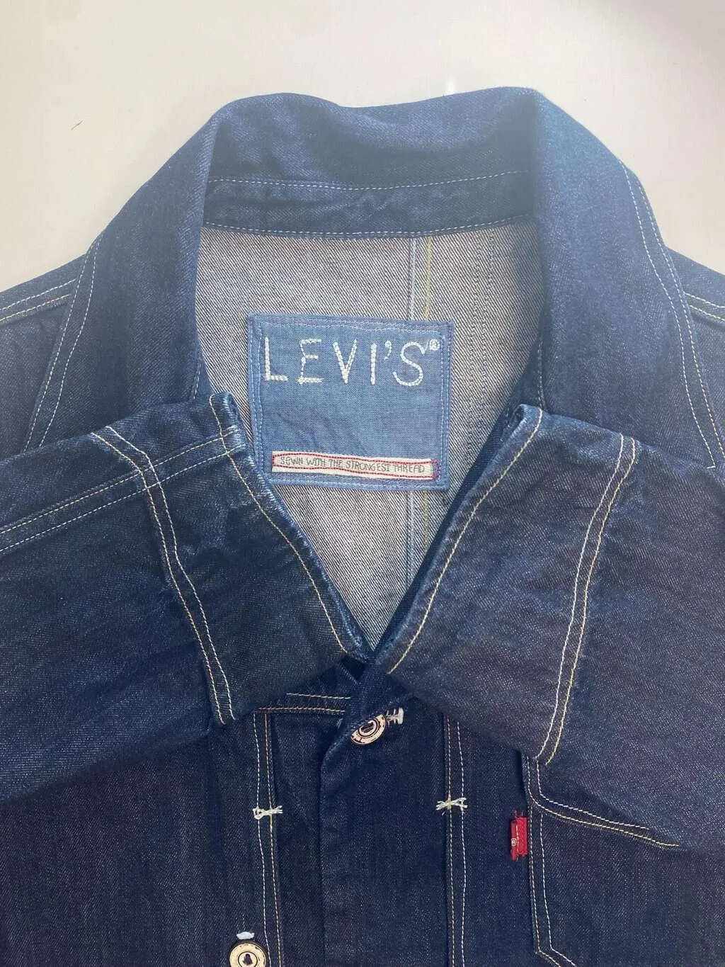 Y2K vintage Levis denim jacket with unique pockets – Medium